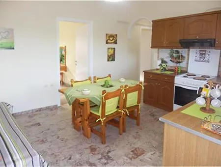 Katerina Pool Αχαράβη