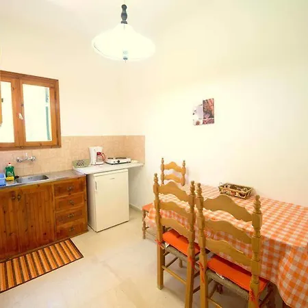 Katerina Pool Αχαράβη