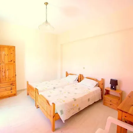 Katerina Pool Αχαράβη