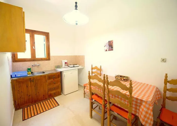 Katerina Pool 阿查拉维